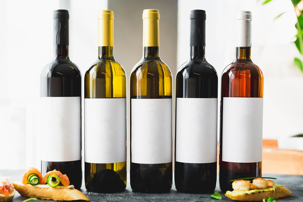 Geassorteerde wijn in flessen, alcohol drinken in restaurant - Foto, afbeelding