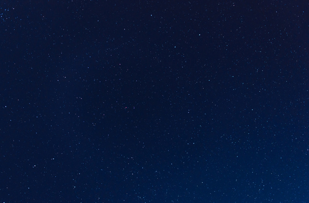 een prachtige nachthemel, de Melkweg en de bomen - Foto, afbeelding