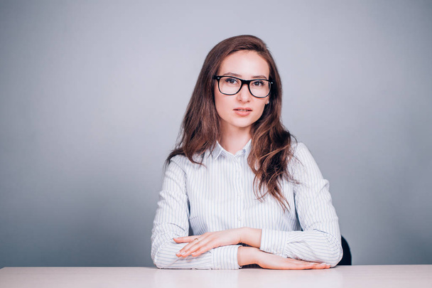 Geschäftsfrau mit Brille schaut in die Kamera auf weißem Hintergrund mit Kopierraum - Foto, Bild