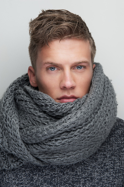 Bello uomo con sciarpa di lana
 - Foto, immagini