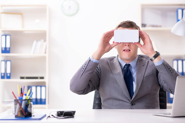 Liikemies virtuaalitodellisuus lasit toimistossa - Valokuva, kuva