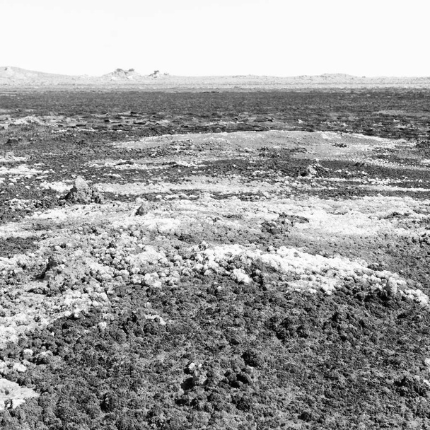 в Джакил-эль-Африке вулканическая впадина озера Дол и кислотный сероводород, как в Марсе
 - Фото, изображение
