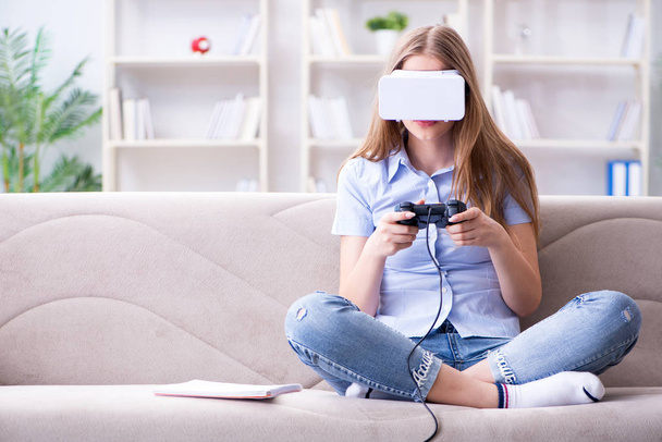 Junge Mädchen spielen Virtual-Reality-Spiele - Foto, Bild