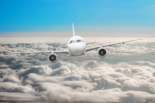 Repülőgép az égen a felhők felett repülés utazás nap magassága. - Fotó, kép