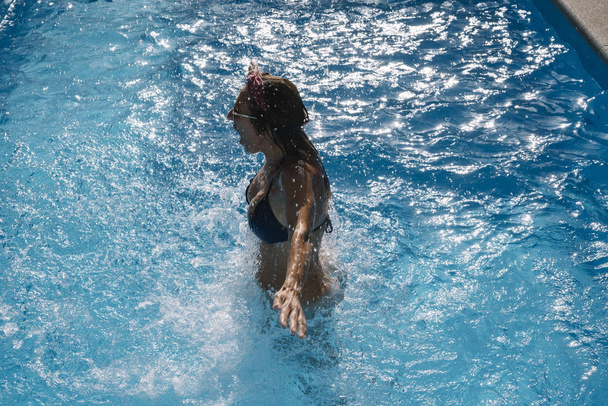 Женщина в бассейне наслаждается счастьем - Фото, изображение