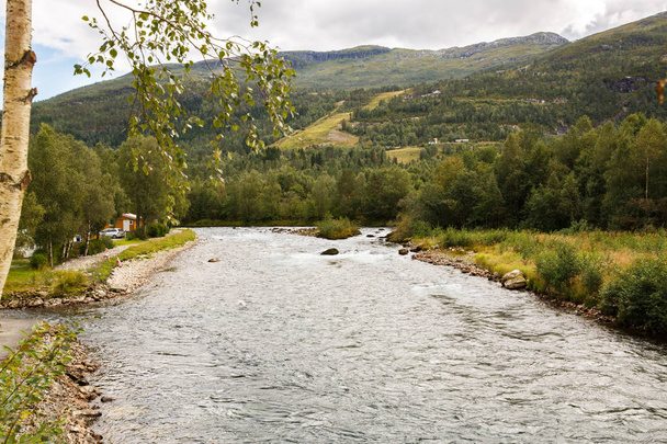 Táj, a folyó és hegyi Norvégiában. - Fotó, kép