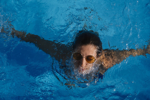 Mujer dentro de la piscina disfrutando feliz - Foto, Imagen