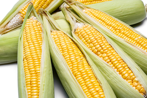 Mais isoliert auf weißem Hintergrund, Nahaufnahme von oben - Foto, Bild