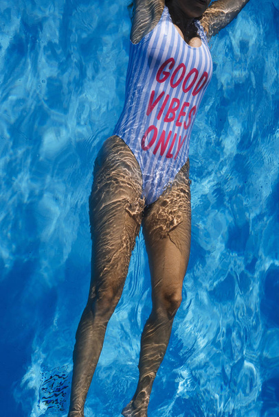 Mujer dentro de la piscina disfrutando feliz - Foto, imagen