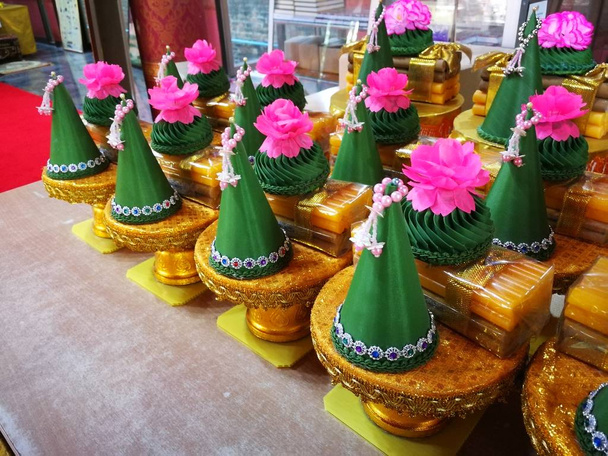füstölő gyertya virágok cigaretta, és kerámia babák Buddha szobor és Thaiföld szöveg voltak a szavak, hogy Istent - Fotó, kép