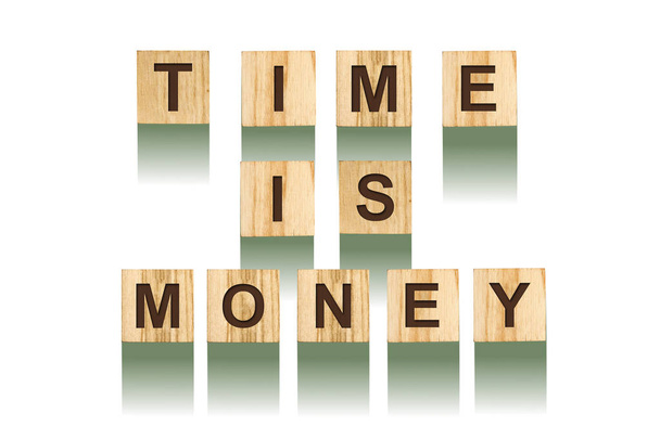 Das Wort tme ist Geld, zusammengesetzt aus Buchstaben auf Holzwürfeln. weißer Hintergrund, isoliertes Konzeptgeschäft, Finanzen. Hintergrund. - Foto, Bild