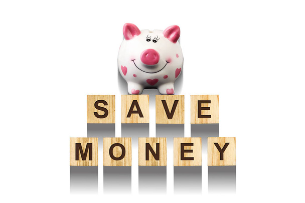 Word Save Money, що складається з літер на дерев'яних будівельних кубиках з скарбничкою. Білий фон, ізольований концепт-бізнес, фінанси. Фони
. - Фото, зображення