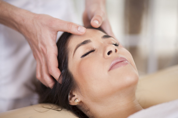 Belle jeune femme détendue recevant un massage du visage
 - Photo, image
