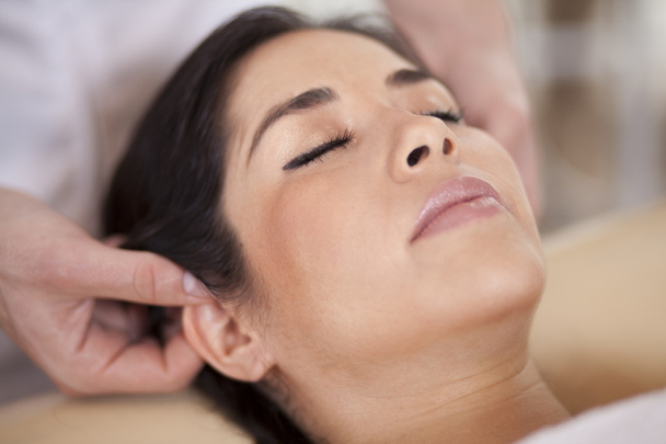 Mujer disfrutando masaje de cabeza - Foto, imagen