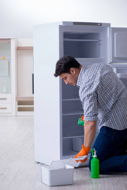 Ο άνθρωπος καθαρισμού ψυγείο στην έννοια της υγιεινής - Φωτογραφία, εικόνα