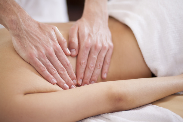 Mulher tendo massagem nas costas
 - Foto, Imagem