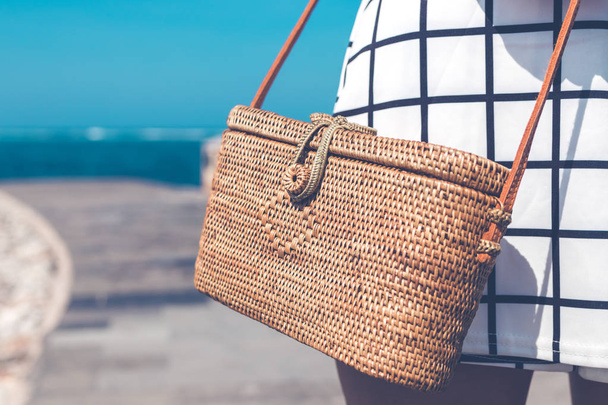 Fashionable stylish rattan bag outside. Tropical island of Bali, Indonesia. Rattan handbag. - Foto, Bild