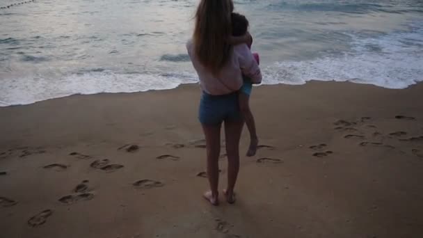 スローモーションの父の妻と幼い娘を海辺で撮影. - 映像、動画
