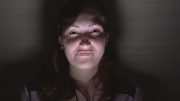 Młody emocjonalne szalona Kobieta w ciemności - Materiał filmowy, wideo
