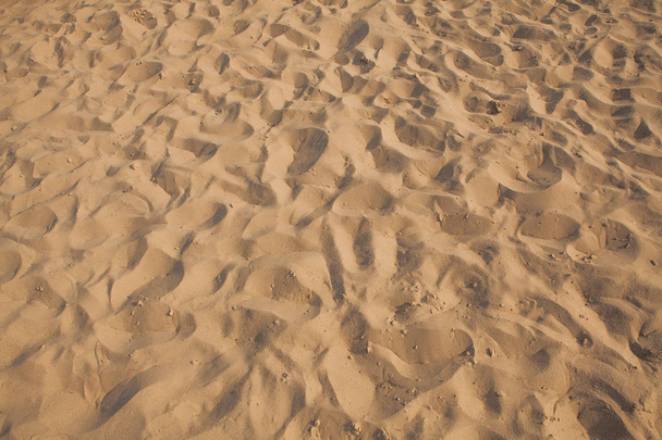 Closeup of sand pattern of a beach in the summer. Background.concept for summer season. - Foto, afbeelding