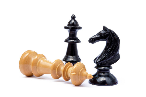 Velhas peças de xadrez isoladas em fundo branco
 - Foto, Imagem