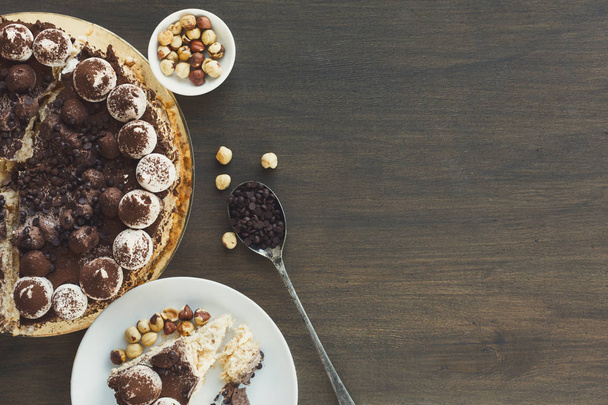 Meringue cake with hazelnuts and buttercream - Foto, Bild