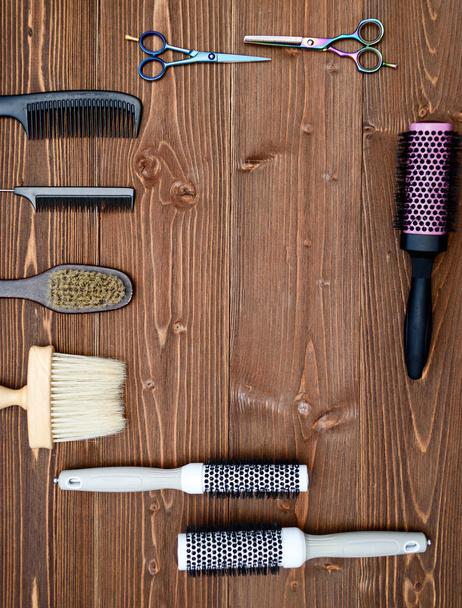 木製の背景の美容ツール。はさみ、hairbrushe、櫛、空き領域と木製のテーブルの平面図です。理髪店、男らしさの概念 - 写真・画像