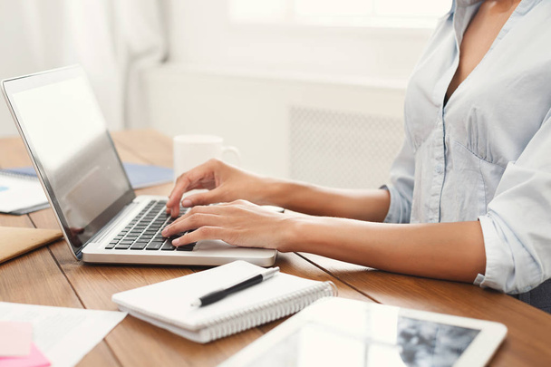 Kobiece rąk do pracy na laptopie z pusty ekran - Zdjęcie, obraz
