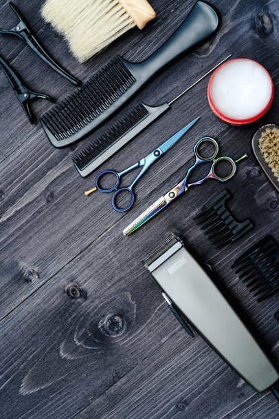 Kampaaja työkalut puinen tausta. Top näkymä puinen pöytä sakset, kampa, hiusharjat ja hiuslisäkkeet, vapaata tilaa. Parturi, miehuus käsite
 - Valokuva, kuva