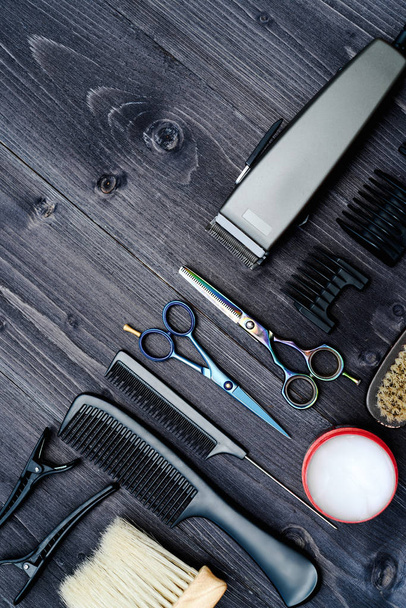 木製の背景の美容ツール。はさみ、くし、ヘアブラシ、hairclips、空き領域と木製のテーブルの平面図です。理髪店、男らしさの概念 - 写真・画像