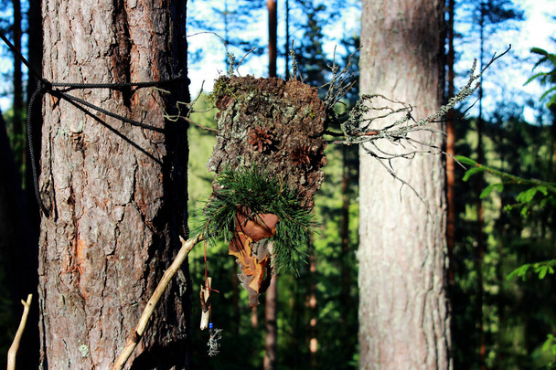 een bos idool van schors stick en pine kegels aangebrachte coax van de geesten. heidendom. - Foto, afbeelding