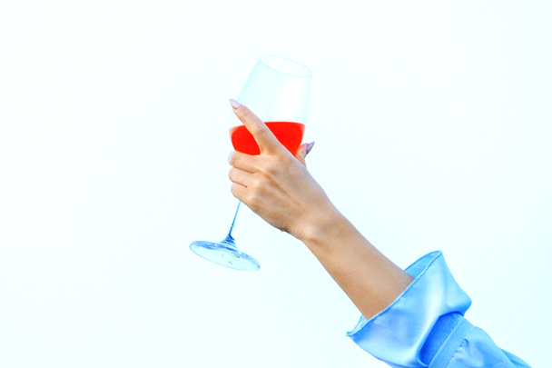 женская рука держа стакан Аперола белый фон, напитки и дегустации
 - Фото, изображение