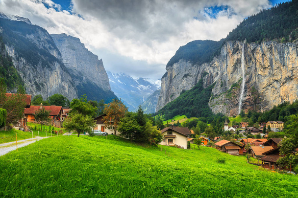 Fantástico lugar alpino con montañas, glaciares, cascadas y campos verdes. Lauterbrunnen pueblo turístico con casas suizas tradicionales, cerca de Grindelwald, Bernese Oberland, Suiza, Europa
 - Foto, Imagen