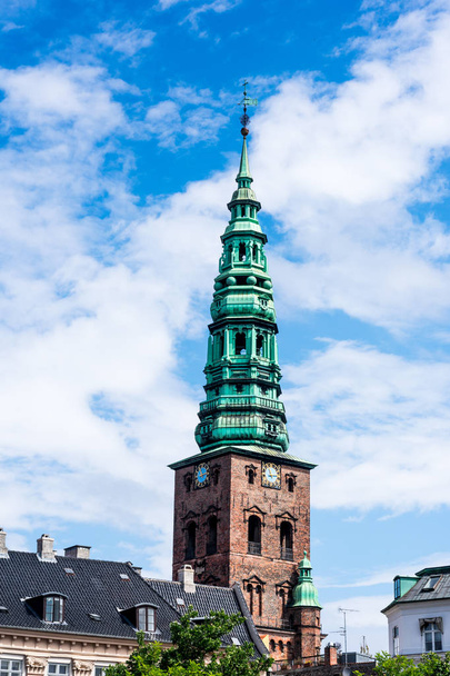 ein hoher Glockenturm, Kirche in Kopenhagen, Dänemark, an einem hellen, sonnigen Tag - Foto, Bild