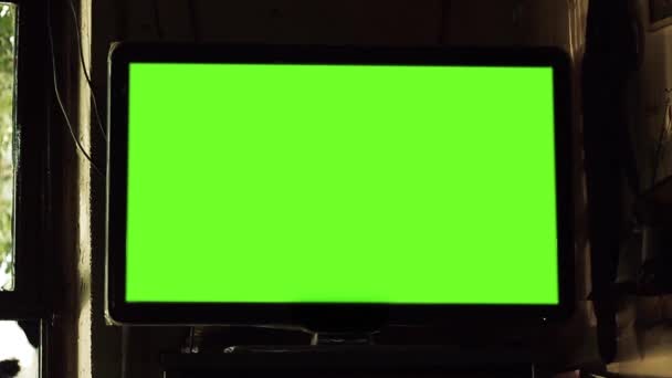 Zielony ekran telewizyjny w barze. Gotowy, aby zastąpić zielony ekran z dowolnego materiału lub obraz, który ma. Można to zrobić z efektu Kluczowanie (Chroma Key). Szczelnie-do góry. Zoom in Full Hd. - Materiał filmowy, wideo