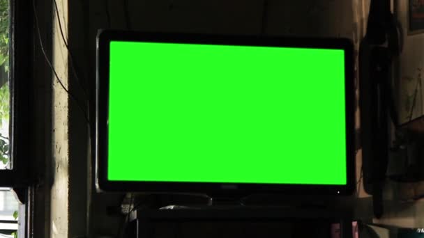 Televisión de pantalla verde en un bar. Listo para reemplazar la pantalla verde con cualquier material de archivo o imagen que desee. Puede hacerlo con el efecto Keying (Chroma Key). Primer plano. Acércate. Full HD
. - Imágenes, Vídeo