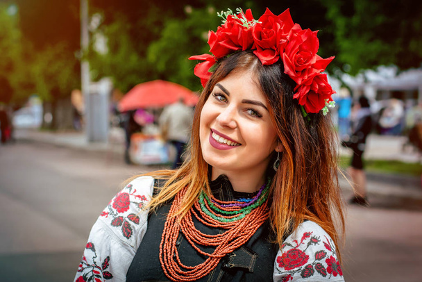 Хмельницкий, Украина - 19 мая 2016 года. Девушка в традиционной украинской одежде на параде Вышыванок
 - Фото, изображение