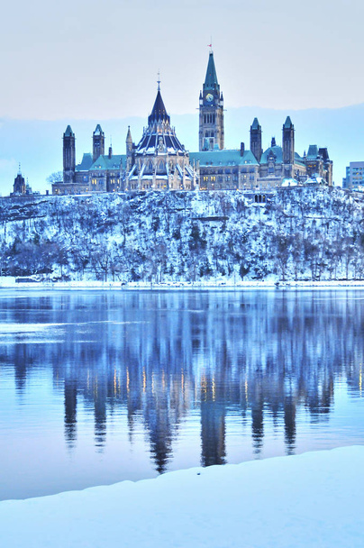 Widoki z Ottawa, Kanada podczas burzy śnieżnej w zimie w ciągu dnia - Zdjęcie, obraz