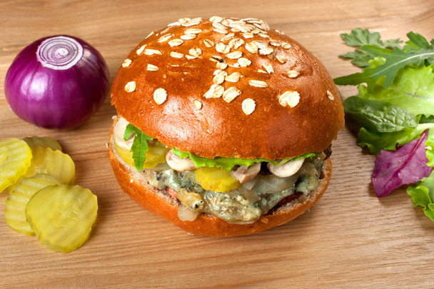 hamburger fatto in casa con salsa di formaggio blu su un tavolo di legno
 - Foto, immagini