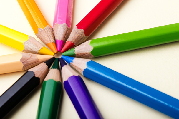 De nombreux crayons de couleur différents
 - Photo, image