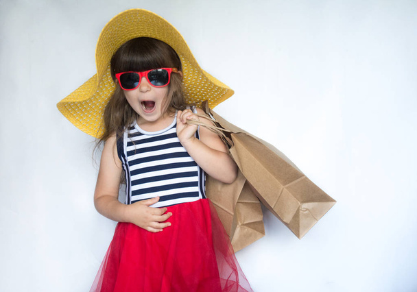 Aman Tanrım! Satılık! Yaz alışveriş kavramı. Alışveriş torbaları ile küçük kız. - Fotoğraf, Görsel