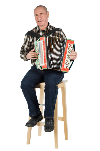 Portret mężczyzny, dziadek gra na akordeonie. Na białym tle. - Zdjęcie, obraz