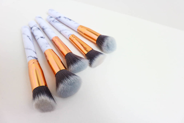 Beyaz arkaplandaki mermer izlerinin makyajı için fırçalar - Fotoğraf, Görsel