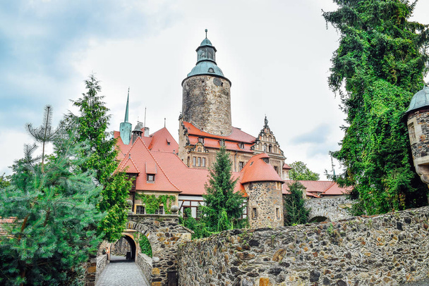 Czocha - средневековый оборонительный замок, построенный в XII веке на юге Польши
.  - Фото, изображение