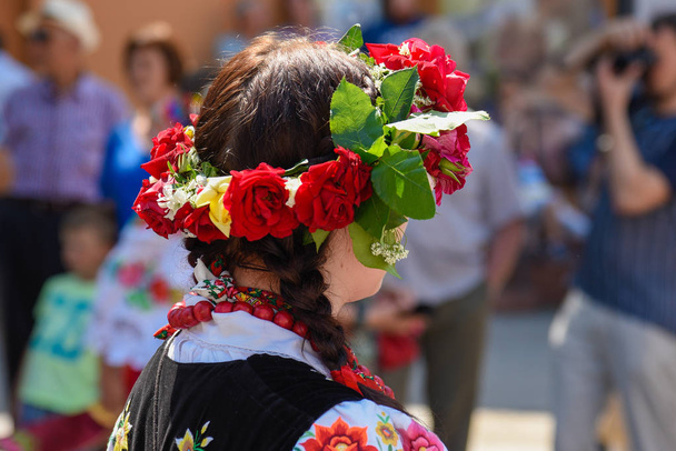 Περιφερειακό, Λαογραφικό Κοστούμια, πολύχρωμο λουλούδι χειροποίητο στεφάνι κατά τη διάρκεια Κόρπους Κρίστι παρέλαση.  - Φωτογραφία, εικόνα