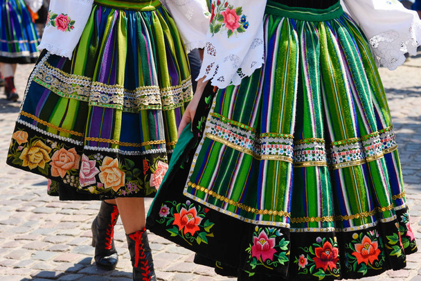 Regional, trajes folclóricos, saias coloridas feitas à mão com listras e símbolos bordados. Durante Corpus Christi desfile
.  - Foto, Imagem