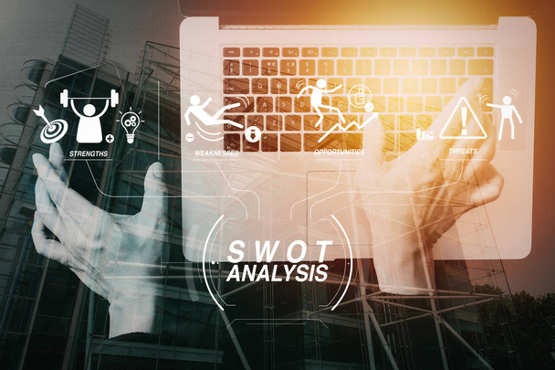 SWOT εικονικό διάγραμμα ανάλυσης με δυνατά σημεία, αδυναμίες, απειλές και δυνατότητες της company.cyber ασφάλειας στο διαδίκτυο και δικτύωση έννοιας. Χέρι επιχειρηματίας που εργάζεται με Vr κινητό τηλέφωνο οθόνης εικονίδιο λουκέτου. - Φωτογραφία, εικόνα