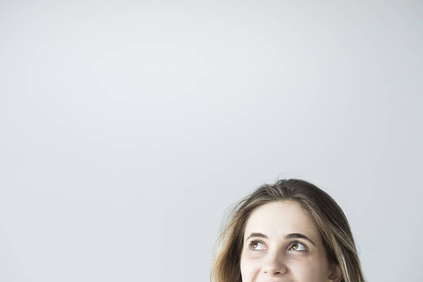 πορτρέτο της νεαρής γυναίκας κοιτώντας ψηλά - Φωτογραφία, εικόνα