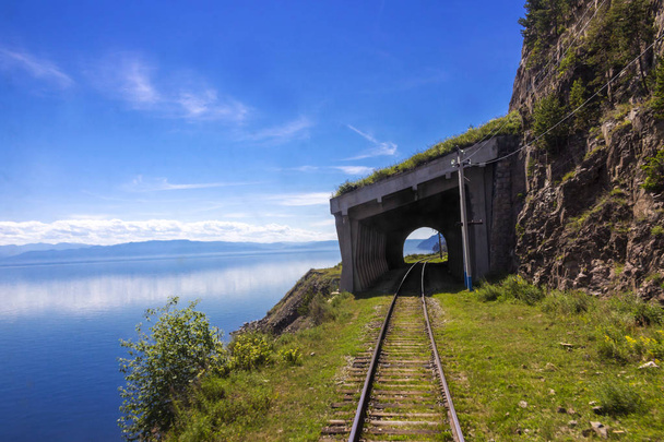 Galleria valanghe sulla ferrovia Circum-Baikal. Sfondo di viaggio di un paesaggio estivo con montagne e lago Baikal per trasferimento di un'aura di lussuria errante
 - Foto, immagini
