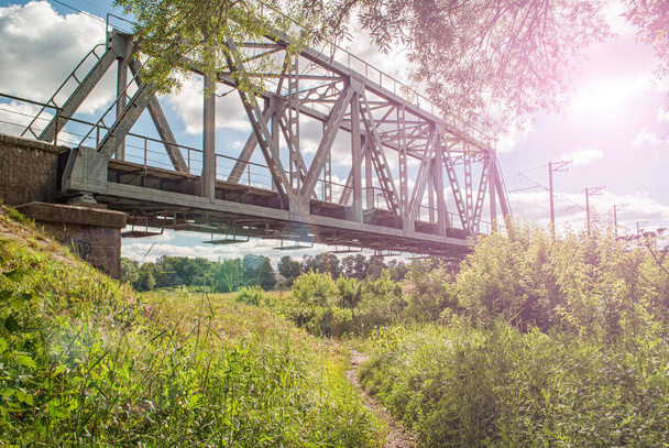 most kolejowy i promienie światła słonecznego - Zdjęcie, obraz